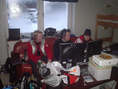 Redigerar för SVT inslag från Borka Helicross. Foto: Någon. Åkare: Andreas, Anna och Anna i redigering.