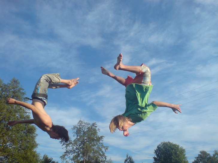 Båda gör backflip:P
. Foto: Sandra Lundin. Åkare: Jag till vänster och Fredrik till höger.