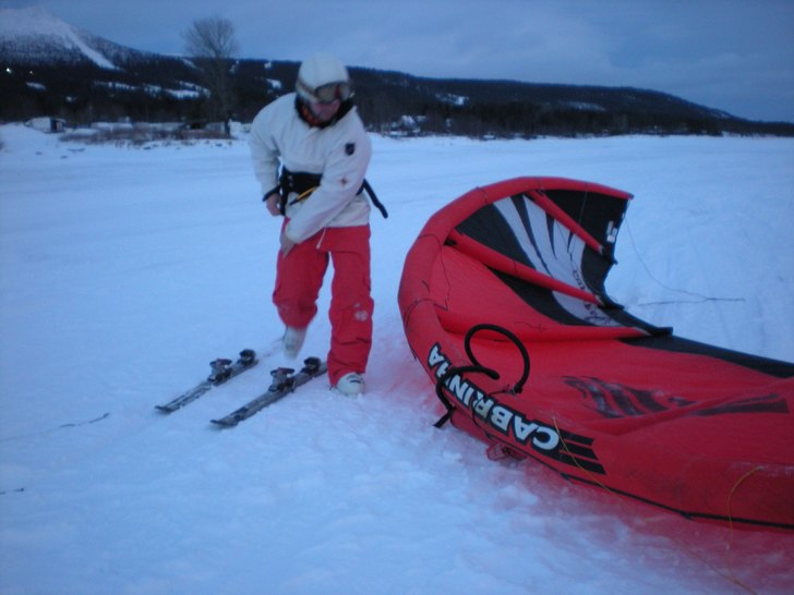 Blåste 13m/s bara att packa upp sakerna och ge si. Foto: Isac Wadsten. Åkare: Johan Wadsten.