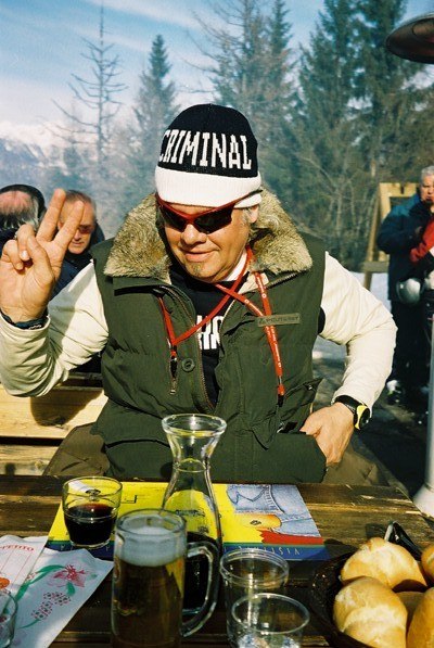 After Ski med Leffo efter en krock med jeepen.... Foto: Anders Gustafsson. Åkare: Leffo Johansson.