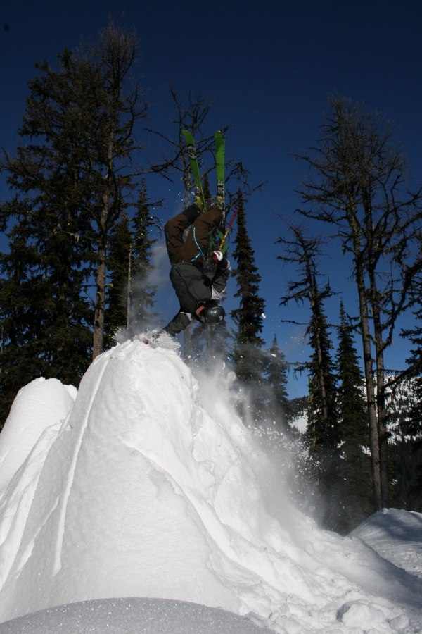 Handplant på en kul sten i skogen.. Foto: Patrik Holmqvist. Åkare: Joacim Torkelson.