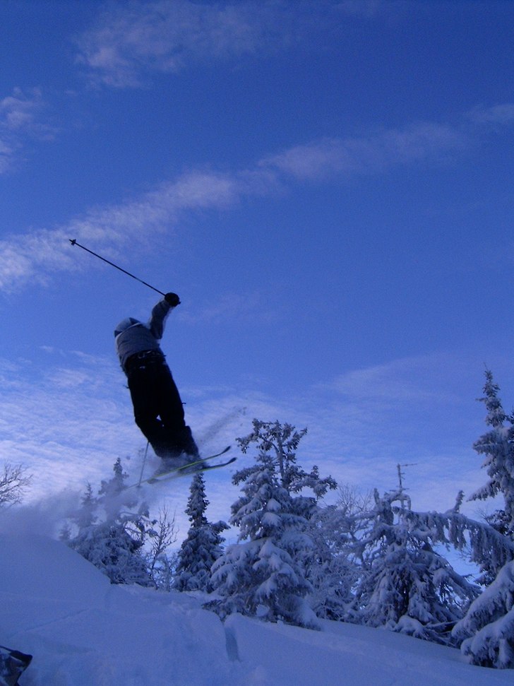 En 360 i backcountryn. Foto: Henning Alesund. Åkare: Martin Alesund.