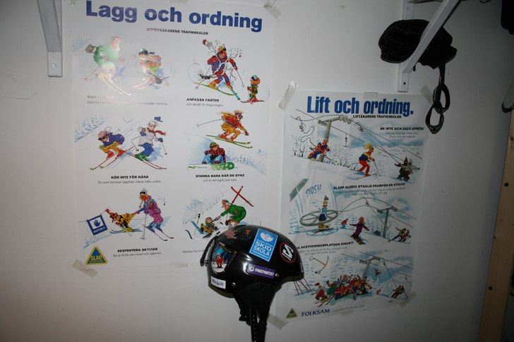 Två planscher som borde finnas i varje skidåkare. Foto: Linus Wallin. Åkare: Vett & Ettikett.