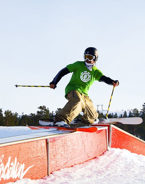 ja la båda stålkanterna mot railet!. Foto: Simon Pontare. Åkare: Sante.