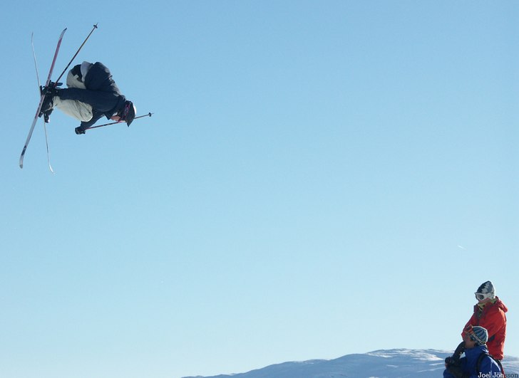 Solen sken och backarna var fulla. Jag tog en paus. Foto: Joel Jönsson. Åkare: noname.