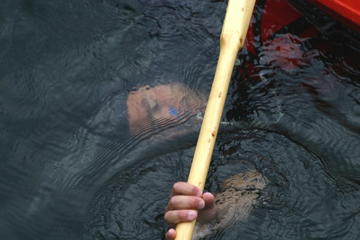 Justin är en hejare på att göra eskimorollar. Foto: Jonas Ahlman. Åkare: Justin.