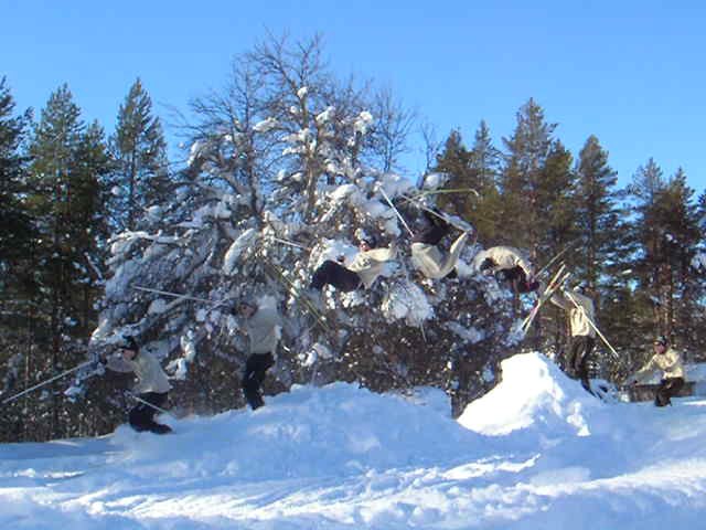 Sekvens på en landad framåtvolt med längdskidor. Foto: stativ. Åkare: Jim Åhl.