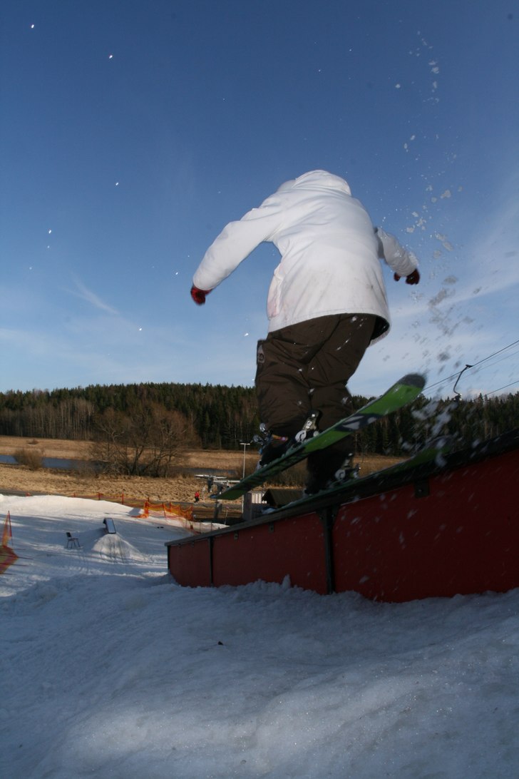 On need to have two legs.. Foto: Robin Andersson. Åkare: Ronnie Hasan.