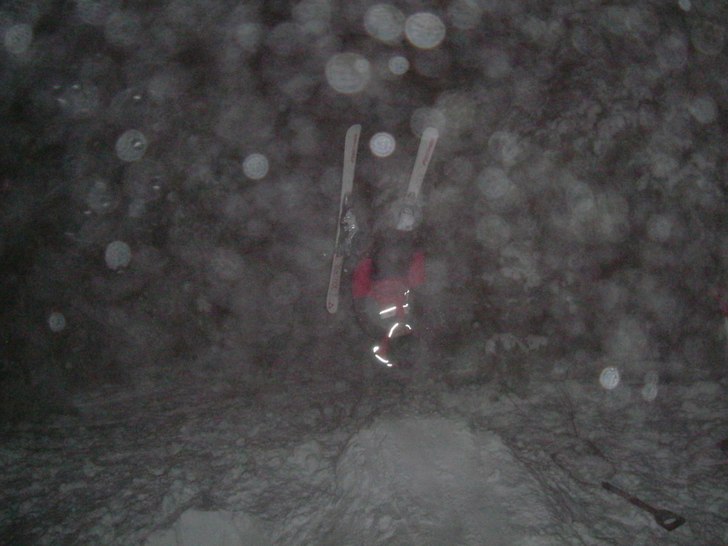 Bland dom första backflipsen jag har gjort i det . Foto: Isak Larsson. Åkare: Patrik Larsson.