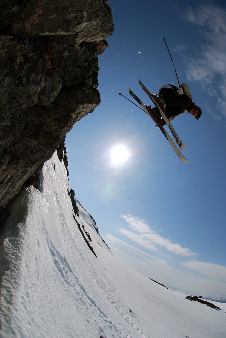 Petter droppar en fin klippa under valborg.. Foto: Erik Hammarsten. Åkare: Petter Elfsberg.