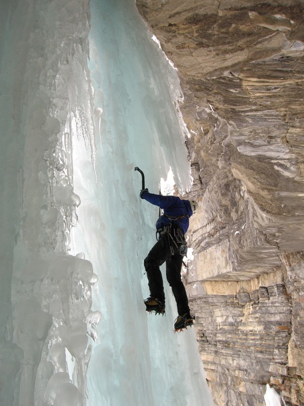 Cascades des Viollins och man gör det lite 
svå. Foto: Christian Türk. Åkare: Hårdare grabbar.