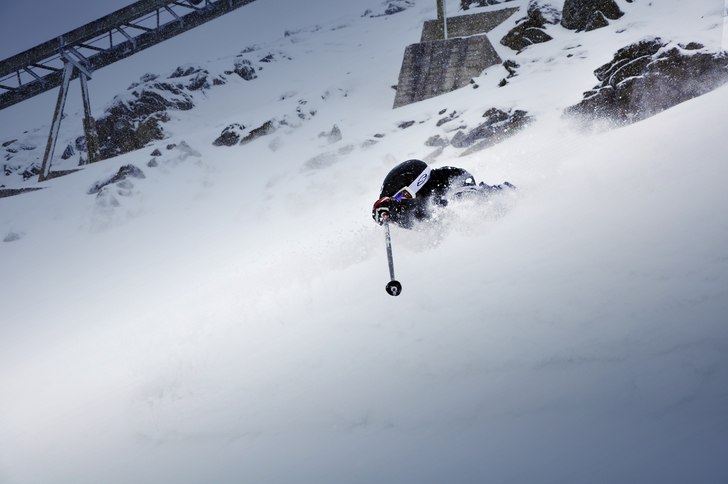 Skidåkning när den är som roligast. Ränna unde. Foto: Petteri Koste. Åkare: Henrik Mideroos.