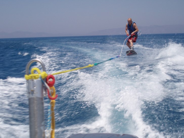 Wakeboard på midsommardagen på Rhodos.... Foto: Kalle Bäcklin. Åkare: Danne.
