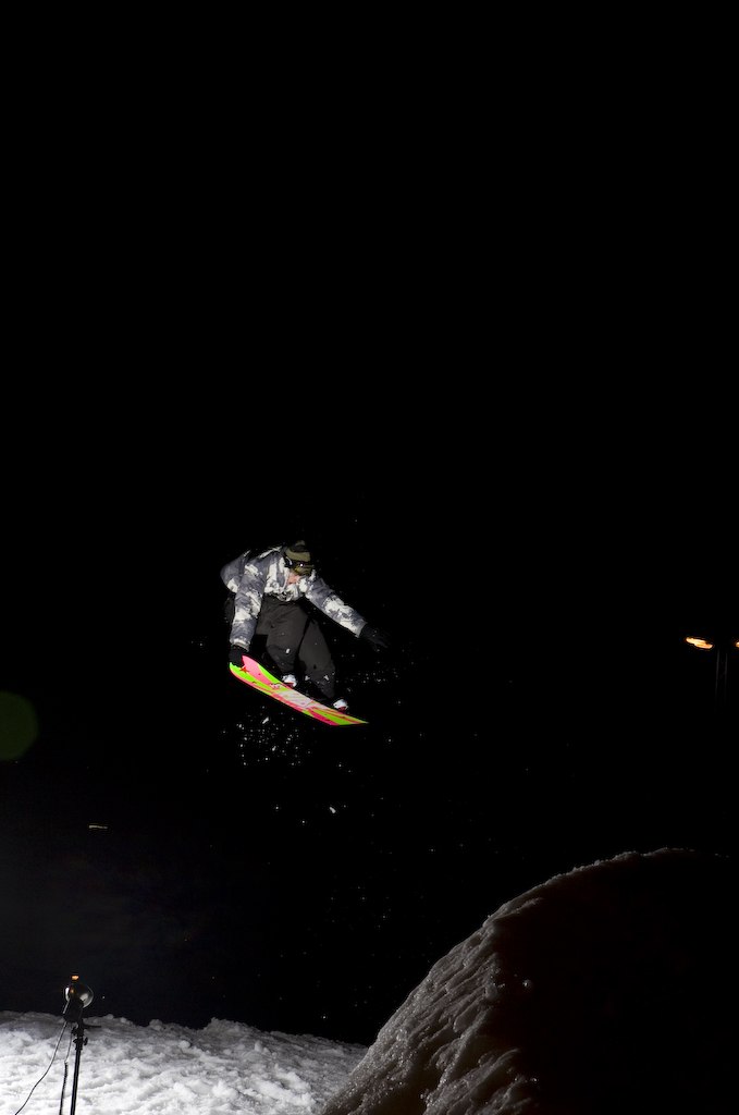 Stog ovanför kickern med rätt lång brännvidd o. Foto: Niclas Dahlgren. Åkare: Jakob Noerdstroem.