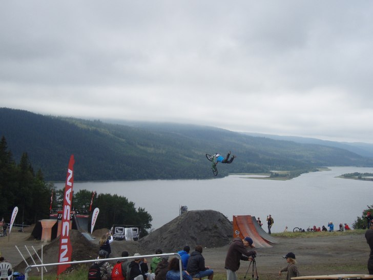 En STOR superman seatgrab i åre bikeparks slopest. Foto: Mats Hägglund. Åkare: Linus Sjöholm.