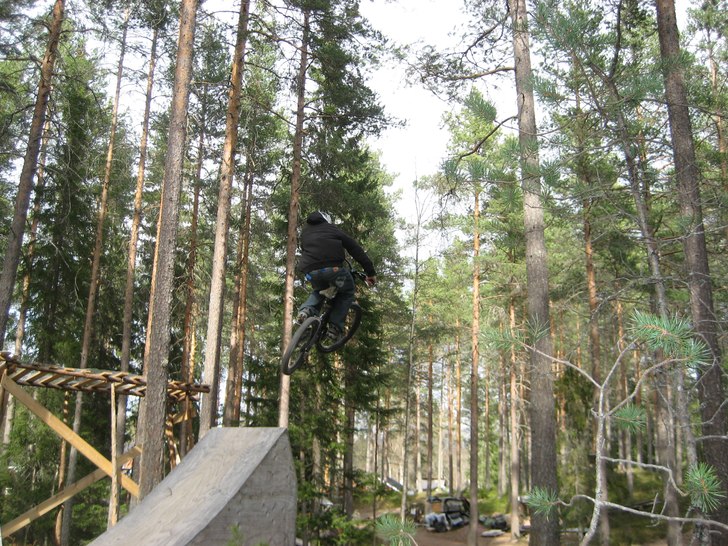 big jump i skogen. Foto: Johan Larsson. Åkare: Fredrik Larsson (jag).