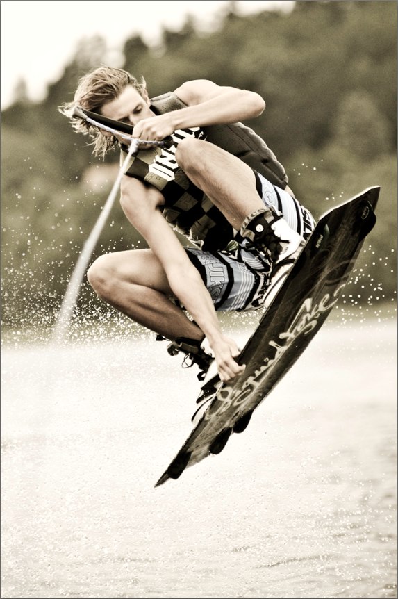 Mårten tar tag i sin nya bräda med besked!!. Foto: Simon Sjörén www.sjoren.se. Åkare: Mårten Holm.