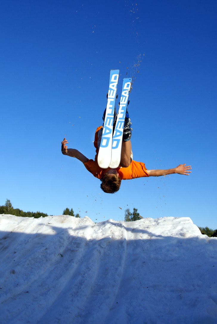 Hasse drar en fet framåtvolt.. Foto: Carl Danielsson. Åkare: Hasse.