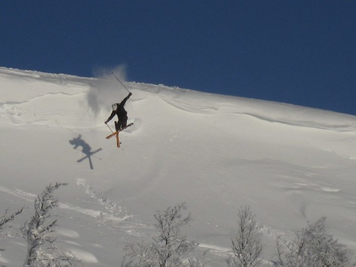 jonas råkar få skidorna i kors när han hoppar.. Foto: Emil Svensson. Åkare: Jonas Karlsmyr.