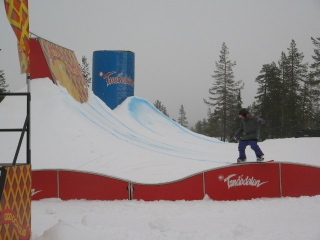 ett stycke bs/bs på herr rollercoaster.
. Foto: mor min, vad heter hon?. Åkare: johanna holmstedt.