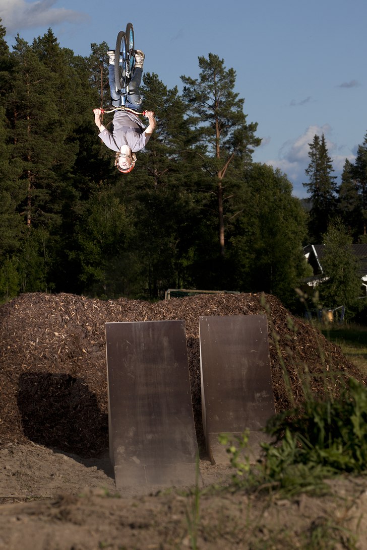 Backflip i stora träkicken.. Foto: Niklas Sundin. Åkare: Simon Fastesson.