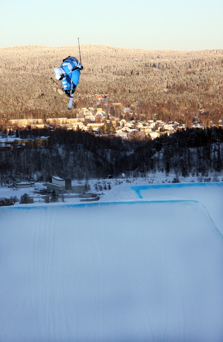 Thomas Berg snurrar ett varv i Hallsta. Foto: Anton Östlund. Åkare: Thomas Berg.