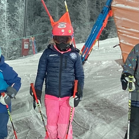 Min dotter Huddinge SK U10 inför slalomträning i.