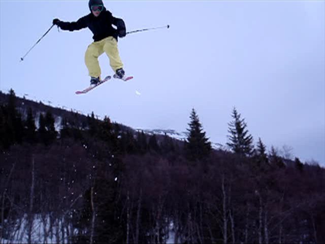 360 i det första hoppet i svarta linjen. Prövade. Foto: Jacob Eklund. Åkare: Felix Eriksson.