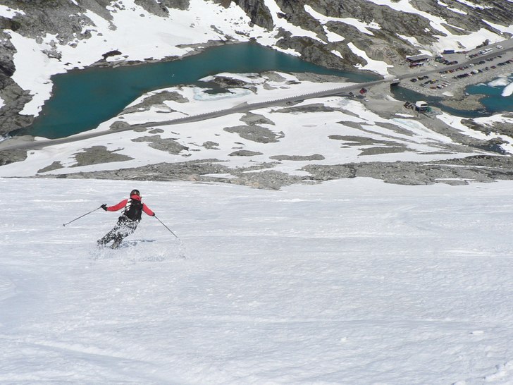 lite snø på stryn denne sommersesongen.... Foto: Kent Oksdøl. Åkare: Kjersti.