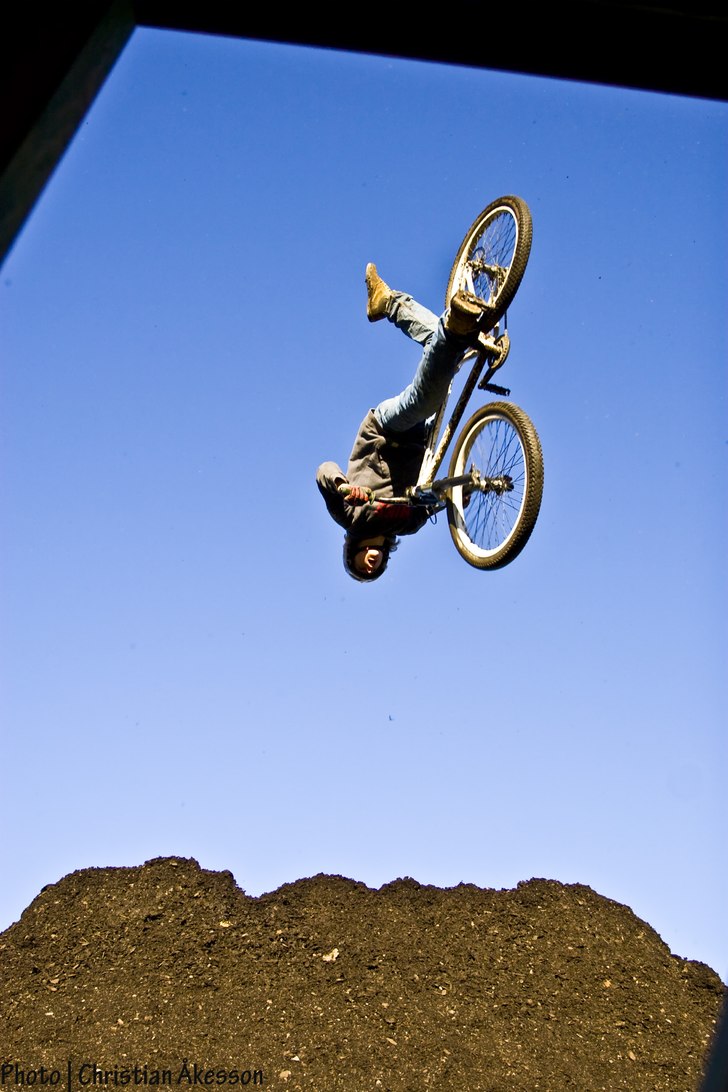 Sittandes intryckt i hoppets "insida".... Foto: Christian Åkesson. Åkare: Teo Gustavson.