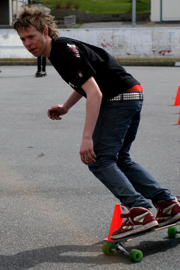 Lite slalom på rinken, efter en vecka i ett solig. Foto: Johannes Karlsson. Åkare: Adam Hansson.