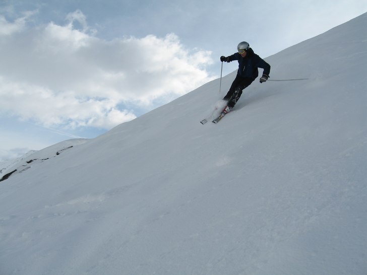 Lättillgänglig off-pist bredvid Russi-run i Ande. Foto: Mats Tolander. Åkare: Henke Ottosson.