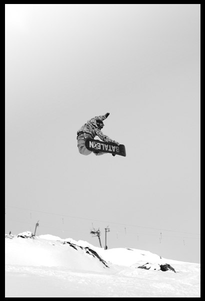 Tobbe frågade snällt om han fick hoppa i våran . Foto: Anders Fröderberg. Åkare: Tobbe dj i chamonix.