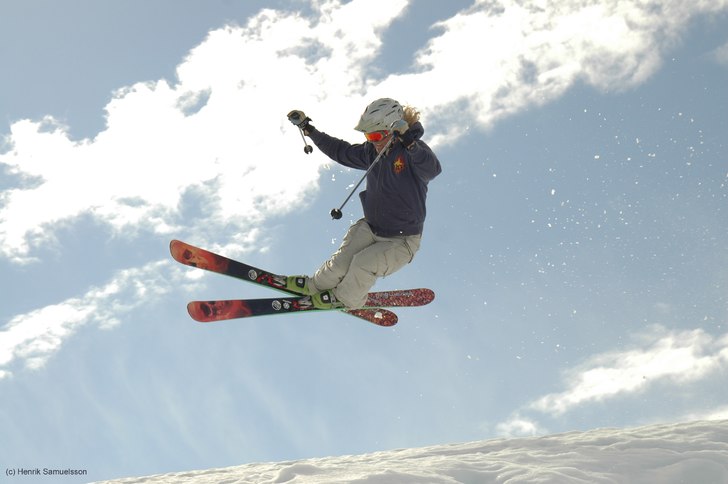 Fredrik hoppar på snövallen i stryn. Foto: Henrik Samuelsson. Åkare: Fredrik Sandström.