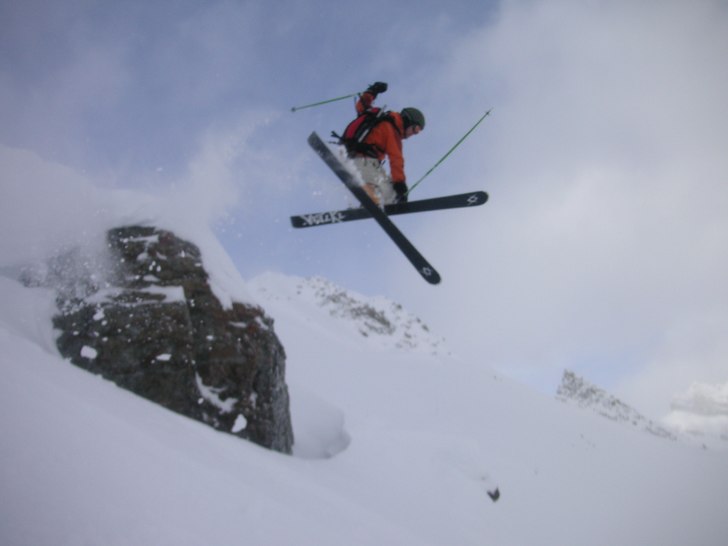 ibland så har man tur att få kors i skida när m. Foto: Johan Gäfvert. Åkare: Jim Gäfvert.