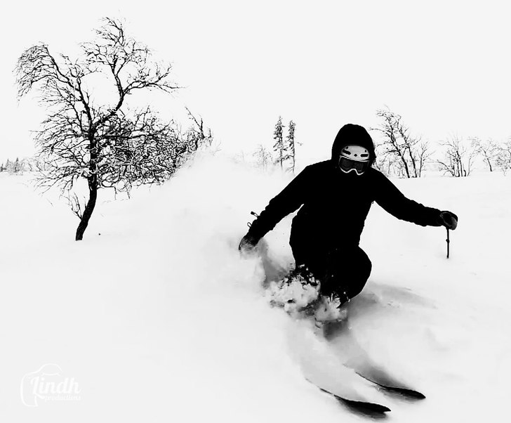 My wife shredding pow in Vemdalen.