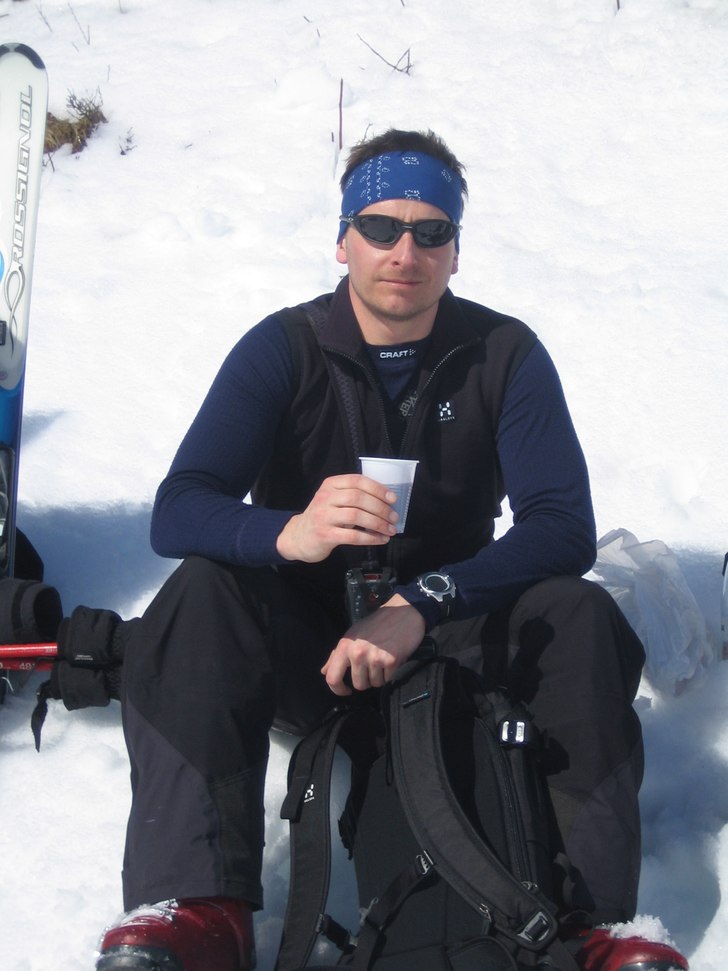 Baguette- och vinpaus i solskenet under en off psi. Foto: Andreas Hansson.