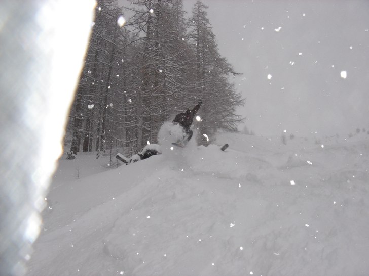Kettu laddar gärnet i offpisten, dagen efter Popc. Foto: Håkan Cervin. Åkare: Jesper Kettu.
