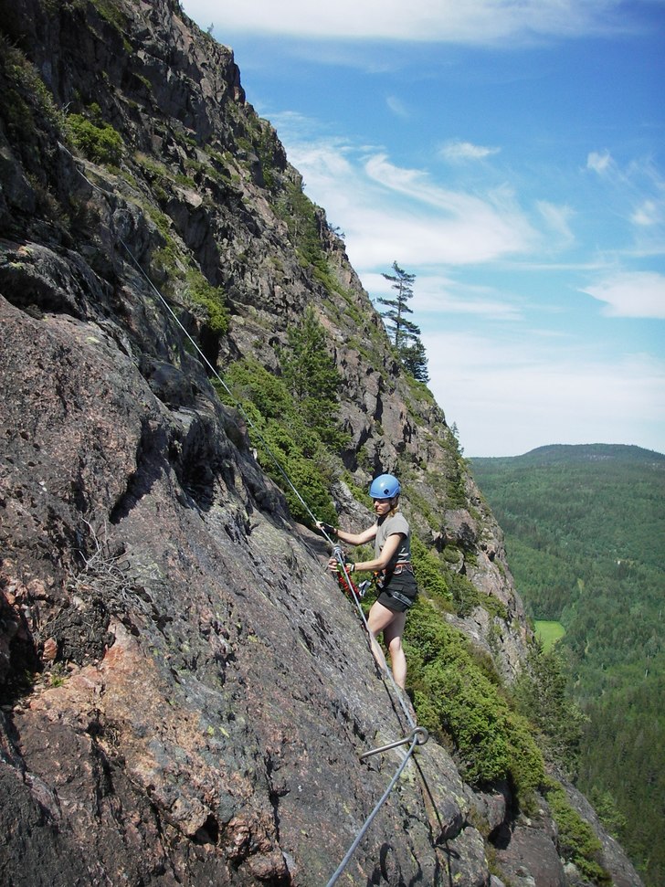 Via ferrata på Skuleberget. Foto: Ronnie Magnusson. Åkare: Chatarina Larson.