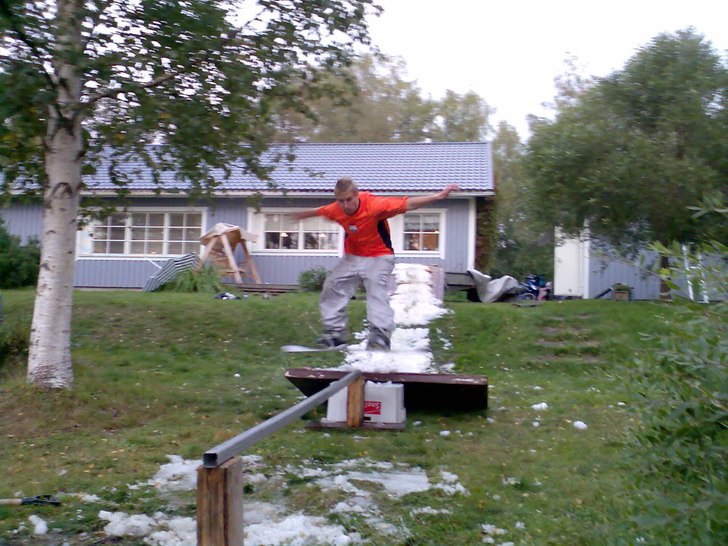 snowboardåkning på sömmarn, grymt. Foto: björn ahlskog. Åkare: jonathan björkskog.