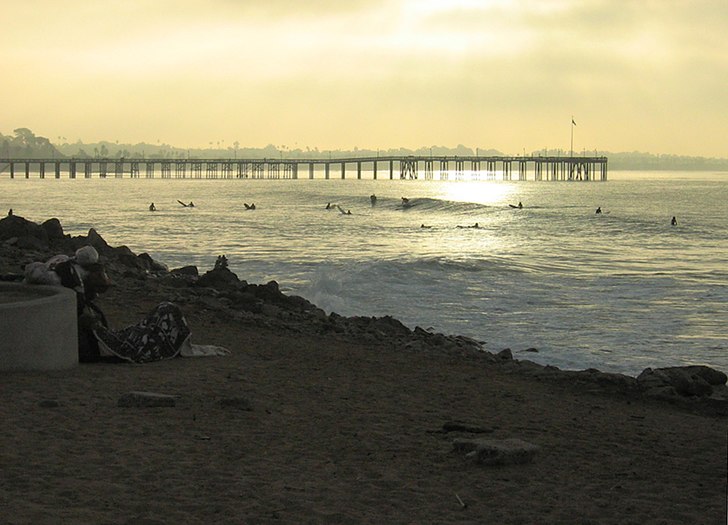 Tidig morgon i Ventura, ett klassiskt ställe för. Foto: Mattias Fredriksson. Åkare: Många okända i vattnet där+hemlös snubbe till vänster.
