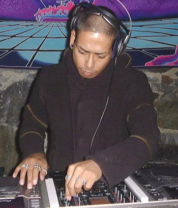 Jag spinner lite skivor på ett Rave i Stockholm... Foto: Polare.