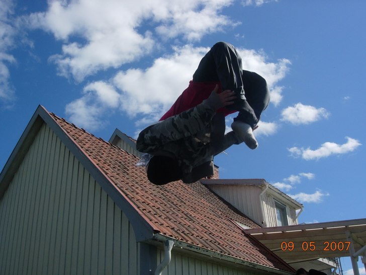 en backflip med non cool grab. Foto: eric. Åkare: jag.