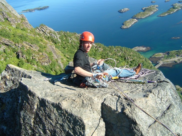 Klättrar framsidan på geten i Lofoten. Foto: Christer Bjuhr. Åkare: Pudde Hansson.