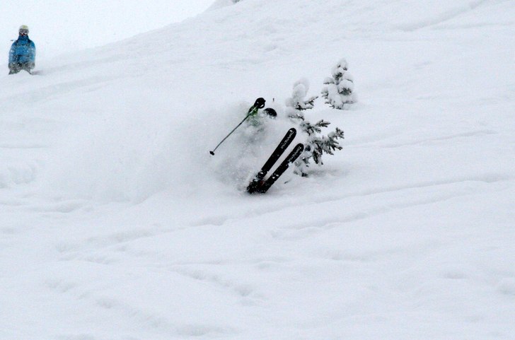 Viktor tar sats och klipper en stackars gran i tor. Foto: Johan Larson. Åkare: Viktor Häggander.