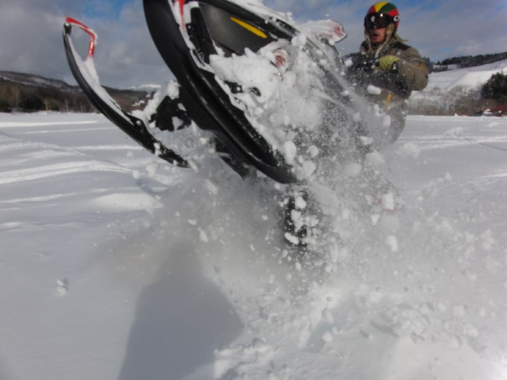 utanför huset. Foto: ken tatchieda dahlin. Åkare: pär dahlin.