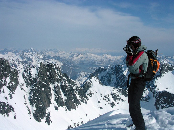 En av Lofotens högsta punkter med tillhörande ut. Foto: Emil Persson. Åkare: Karl Agestam.