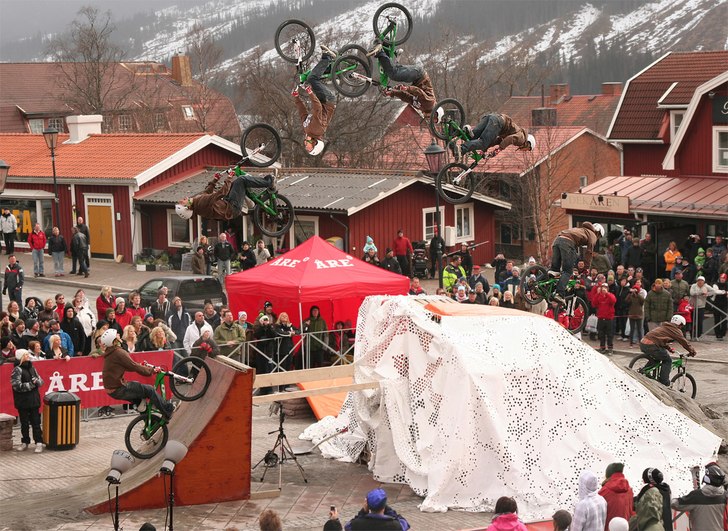 En fin sekvensbild på en väl utförd bakåtvolt.. Foto: Johan Söderlund. Åkare: Linus Sjöholm.