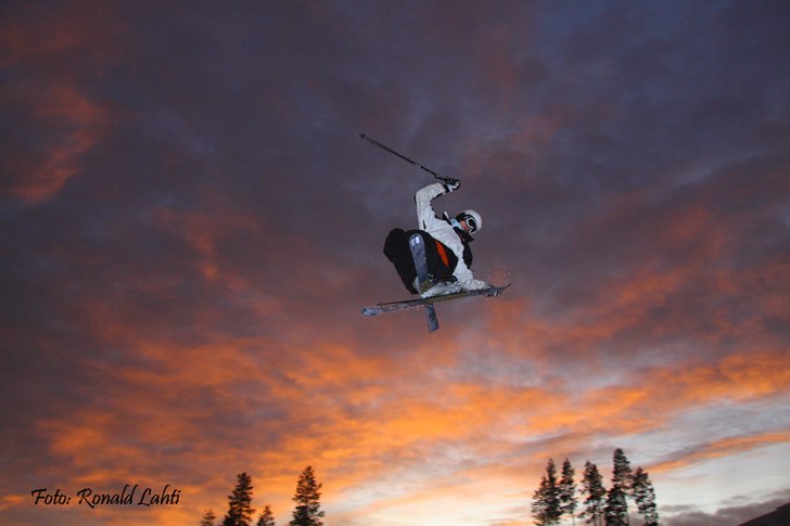 David i fet pose med härlig tailgrab. Samma fotot. Foto: Ronald Lahti. Åkare: David Torneus.