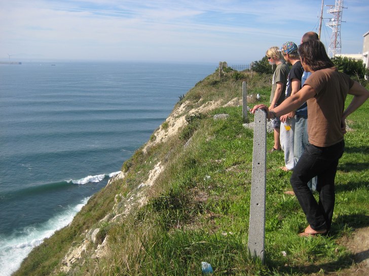 La Galea, Baskien. Litet swell men en våg med mkt. Foto: Jonatan Svensson. Åkare: Lars Stavelin, Karl-Johan Svanström, Eddie.